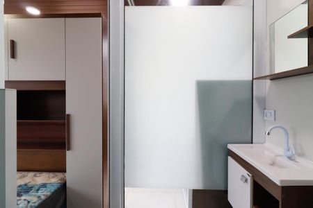 Banheiro de kitnet/studio para alugar com 1 quarto, 21m² em Parque Cisper, São Paulo
