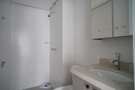 Banheiro de kitnet/studio à venda com 1 quarto, 24m² em Independência, Porto Alegre