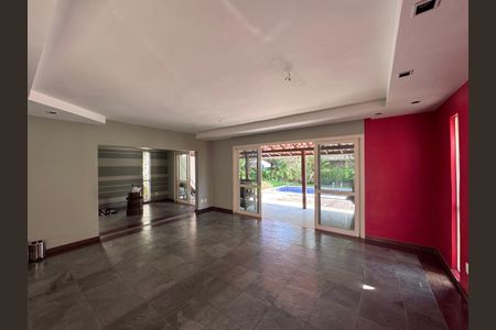Sala de casa de condomínio para alugar com 5 quartos, 460m² em Barra da Tijuca, Rio de Janeiro