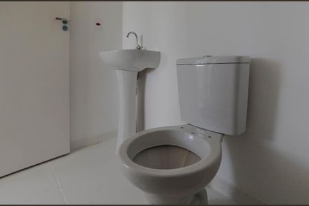 Banheiro de apartamento para alugar com 1 quarto, 60m² em Vila Francisco Remeikis, Taboão da Serra