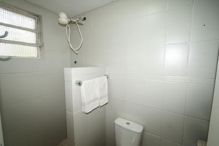 Banheiro de apartamento para alugar com 1 quarto, 49m² em Passo D’areia, Porto Alegre