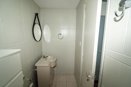 Banheiro de apartamento para alugar com 1 quarto, 49m² em Passo D’areia, Porto Alegre
