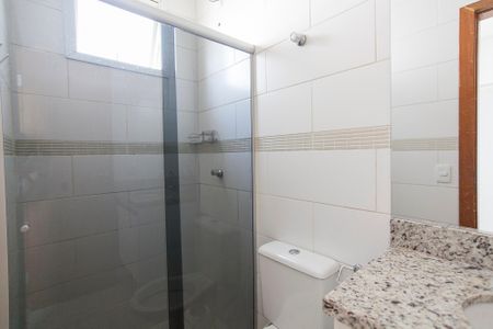Banheiro da Suite de apartamento para alugar com 3 quartos, 55m² em Aclimação, Uberlândia