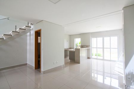 Sala de casa de condomínio para alugar com 3 quartos, 149m² em Granja Marileusa, Uberlândia