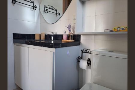 Banheiro de kitnet/studio para alugar com 1 quarto, 49m² em Auxiliadora, Porto Alegre