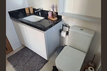 Banheiro de kitnet/studio para alugar com 1 quarto, 49m² em Auxiliadora, Porto Alegre