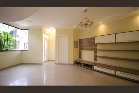 Casa de Condomínio para alugar com 4 quartos, 220m² em Vila Lucia, São Paulo