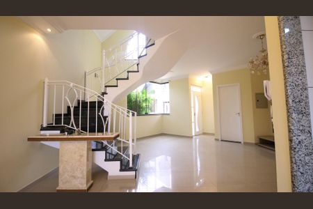 Casa de Condomínio para alugar com 4 quartos, 220m² em Vila Lucia, São Paulo