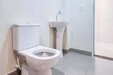Banheiro de kitnet/studio para alugar com 1 quarto, 34m² em Centro, Rio de Janeiro