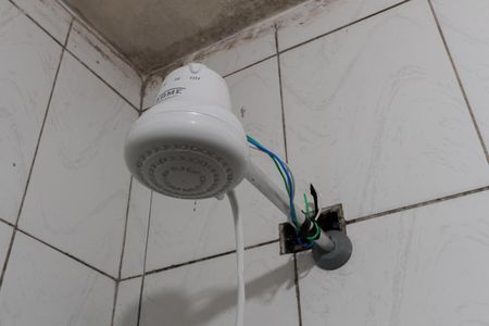 Banheiro da suíte de apartamento para alugar com 1 quarto, 30m² em Jardim Cecy, São Paulo