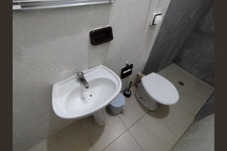 Banheiro - torneira de casa para alugar com 1 quarto, 80m² em Vila das Merces, São Paulo
