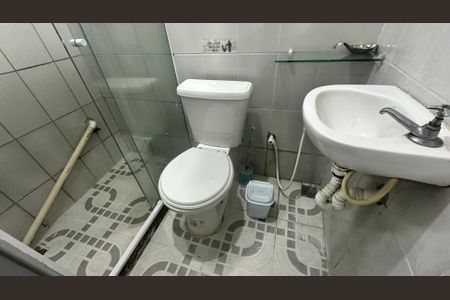 Banheiro de kitnet/studio para alugar com 1 quarto, 30m² em Recreio dos Bandeirantes, Rio de Janeiro