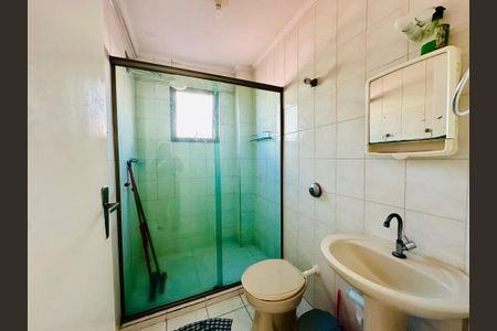 Banheiro de kitnet/studio para alugar com 1 quarto, 45m² em Vila Tupi, Praia Grande