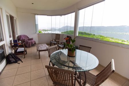 Casa à venda com 3 quartos, 250m² em Camboinhas, Niterói