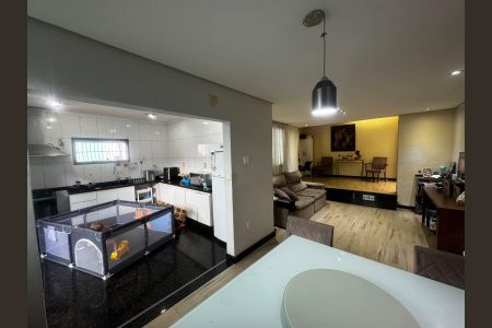 Sala de casa para alugar com 3 quartos, 206m² em Serrano, Belo Horizonte