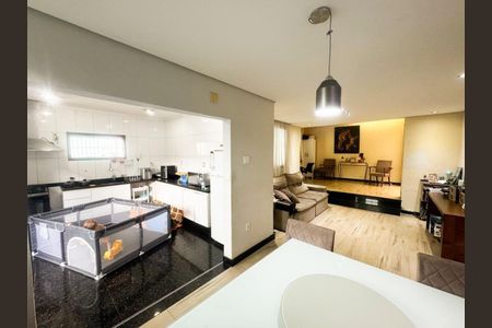 Sala de casa para alugar com 3 quartos, 206m² em Serrano, Belo Horizonte