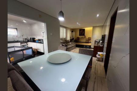 Sala de casa para alugar com 3 quartos, 206m² em Serrano, Belo Horizonte
