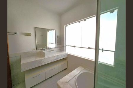 Banheiro de casa de condomínio para alugar com 4 quartos, 400m² em Pousada dos Bandeirantes, Carapicuíba