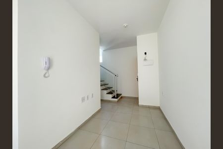Sala de casa de condomínio à venda com 2 quartos, 52m² em Santa Maria, Osasco