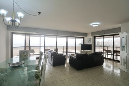 Sala de apartamento para alugar com 4 quartos, 200m² em Vila Luis Antonio, Guarujá