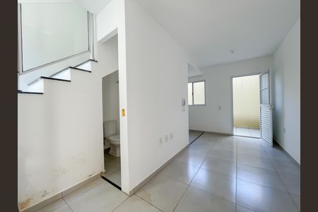 Sala de casa de condomínio à venda com 2 quartos, 52m² em Santa Maria, Osasco