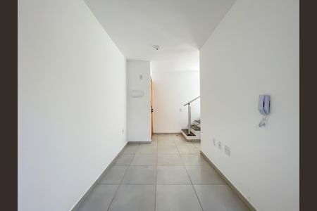 Sala de casa de condomínio à venda com 2 quartos, 52m² em Santa Maria, Osasco
