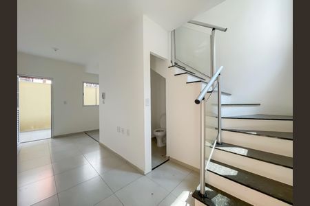 Sala de casa de condomínio à venda com 2 quartos, 52m² em Santa Maria, Osasco