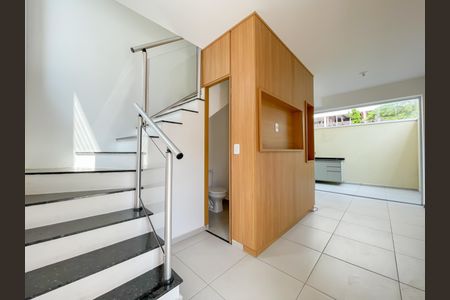 Sala de casa de condomínio à venda com 2 quartos, 52m² em Santa Maria, Osasco