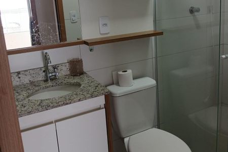 Banheiro de apartamento para alugar com 2 quartos, 63m² em Vila Tupi, Praia Grande