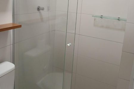 Banheiro de apartamento para alugar com 2 quartos, 63m² em Vila Tupi, Praia Grande