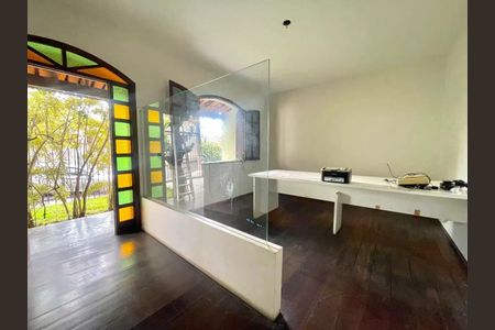 Casa para alugar com 4 quartos, 224m² em Ouro Preto, Belo Horizonte
