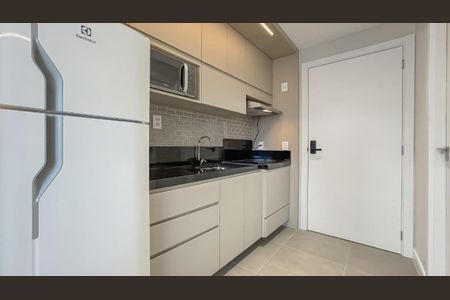 Cozinha de apartamento para alugar com 1 quarto, 25m² em Rio Branco, Porto Alegre