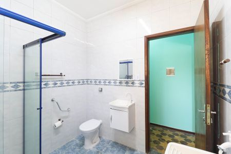 Banheiro e Área de serviço de casa para alugar com 1 quarto, 45m² em Parque Novo Mundo, São Paulo