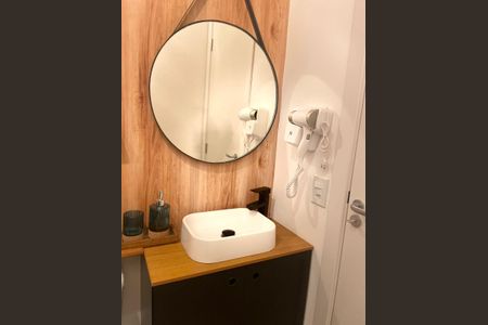 Banheiro de kitnet/studio para alugar com 1 quarto, 37m² em Santo Cristo, Rio de Janeiro