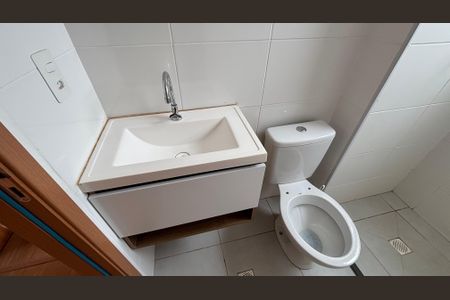 Banheiro de apartamento para alugar com 2 quartos, 45m² em Residencial Alvaluz, Aparecida de Goiânia