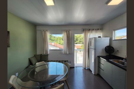 Sala - cozinha de casa de condomínio para alugar com 1 quarto, 25m² em Cachoeira do Bom Jesus, Florianópolis