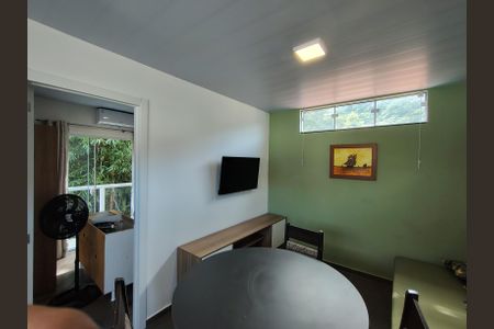 Sala de casa de condomínio para alugar com 1 quarto, 25m² em Cachoeira do Bom Jesus, Florianópolis
