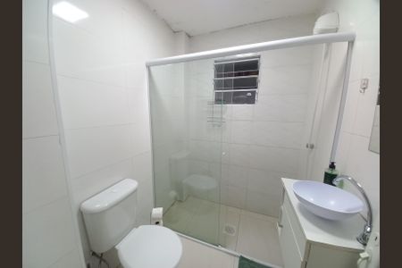 Banheiro de kitnet/studio para alugar com 1 quarto, 38m² em Centro, São Vicente