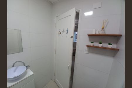 Banheiro de kitnet/studio para alugar com 1 quarto, 38m² em Centro, São Vicente
