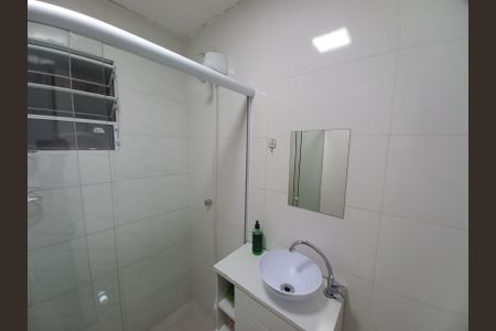 Banheiro de kitnet/studio para alugar com 1 quarto, 38m² em Centro, São Vicente