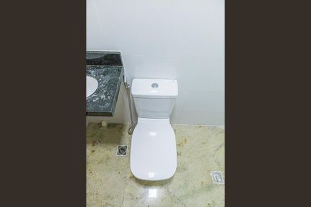 Banheiro Social de kitnet/studio para alugar com 1 quarto, 25m² em Granja Werneck, Belo Horizonte