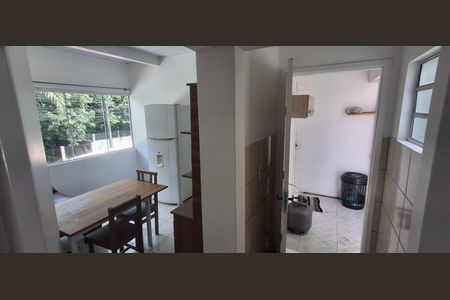 Cozinha de apartamento para alugar com 1 quarto, 29m² em Campeche Central, Florianópolis