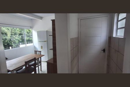 Cozinha de apartamento para alugar com 1 quarto, 29m² em Campeche Central, Florianópolis