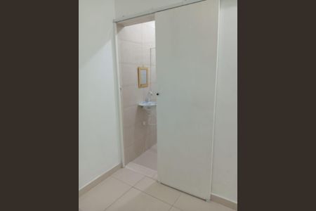 Banheiro de kitnet/studio para alugar com 1 quarto, 38m² em Jardim Santana (Vicente de Carvalho), Guarujá