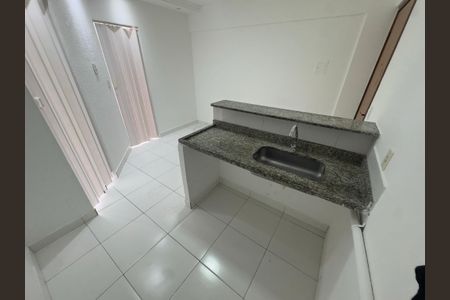 Cozinha de apartamento para alugar com 1 quarto, 30m² em Qs 14, Brasília