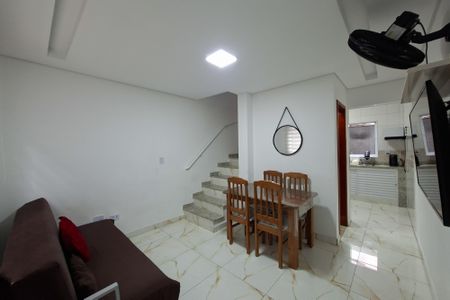 Sala de casa de condomínio para alugar com 2 quartos, 55m² em Jardim Imperador, Praia Grande