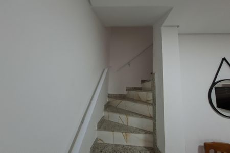 Escada de casa de condomínio para alugar com 2 quartos, 55m² em Jardim Imperador, Praia Grande