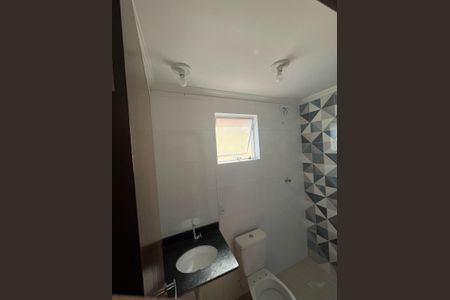 Banheiro de apartamento para alugar com 2 quartos, 46m² em Catiapoã, São Vicente
