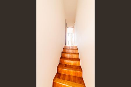 Escada de apartamento para alugar com 1 quarto, 67m² em Funcionários, Belo Horizonte