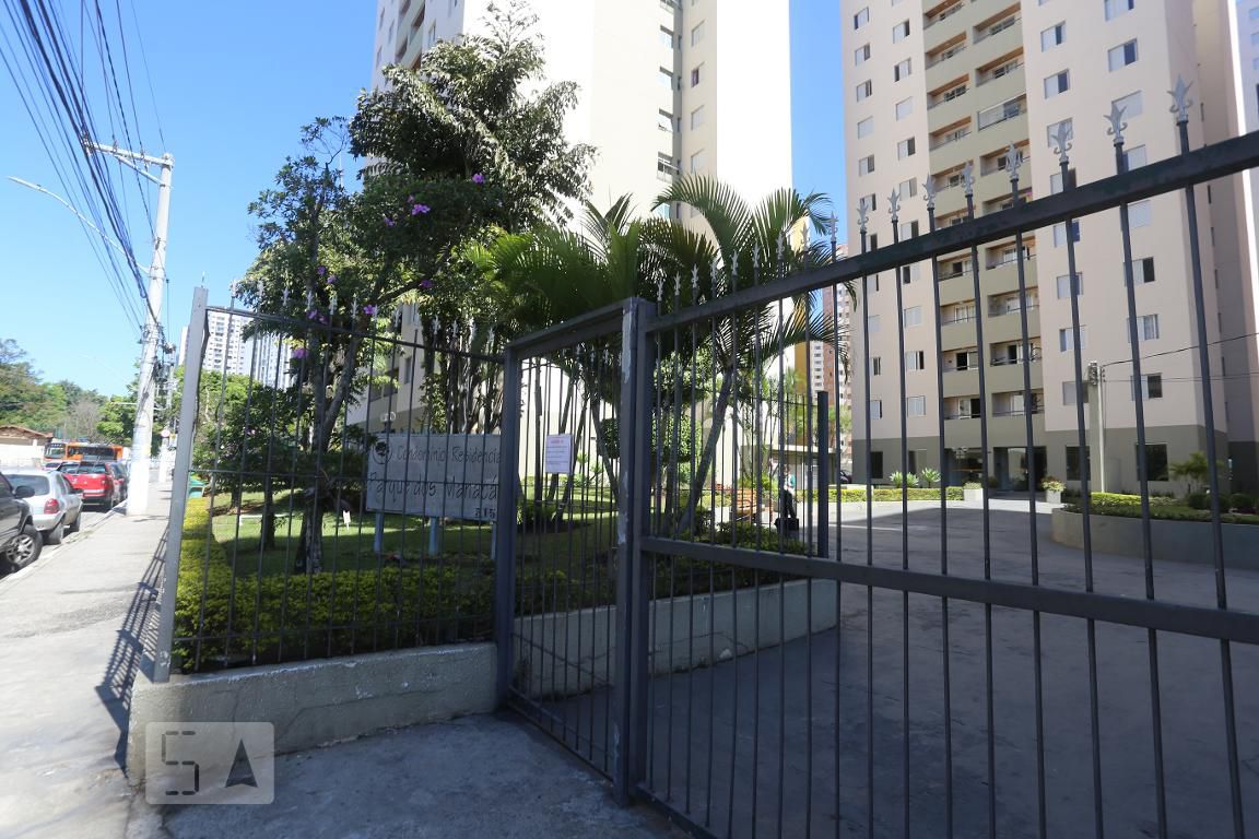 Alugue ou compre no condomínio em Avenida Manoel Pedro Pimentel, 315